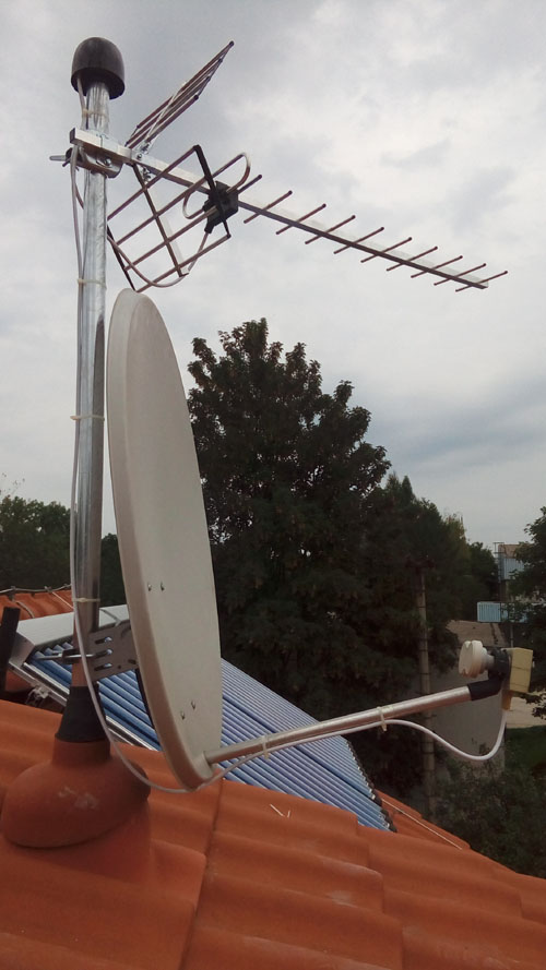 Instalace stožáru na rodinný dům v Olomouci. Montáž starší paraboly zákazníka a instalace DVB-T antény pro příjem pozemní televize. Na půdě rozbočeno pro 6 TV.